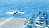 Máy bay chiến đấu Mỹ cất cánh từ tàu sân bay USS Abraham Lincoln