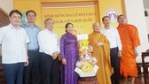 Đồng chí Võ Thị Dung, Phó Bí thư Thành ủy TPHCM thăm, chúc mừng Hòa thượng Thích Thiện Nhơn, Chủ tịch Hội đồng Trị sự Giáo hội Phật giáo Việt Nam. Ảnh: VOH          