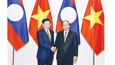 Thủ tướng Nguyễn Xuân Phúc đón Thủ tướng Lào Thongloun Sisoulith    Ảnh: TTXVN