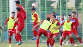 Các cầu thủ Việt Nam thoải mái trong buổi tập cuối trước trận gặp New Zealand. Ảnh: Anh Khoa