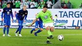 Tiền đạo Mario Gomez thực hiện thành công quả penalty giúp Wolfsburg giành chiến thắng. Ảnh: Bundesliga.com