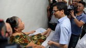 Phó thủ tướng Vũ Đức Đam thăm trạm y tế phường 11 (Q.4, TPHCM)