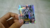 Tấm thẻ mạ bạc hình ảnh Cheick Tiote từng khiến bao bạn trẻ Việt Nam săn lùng sưu tầm cách đây 3 năm.