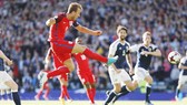 Harry Kane tung cú dứt điểm cận thành giúp tuyển Anh may mắn giành lại 1 điểm. Ảnh: Reuters