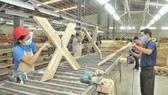 Sản xuất đồ gỗ xuất khẩu tại một doanh nghiệp. Ảnh: Cao Thăng