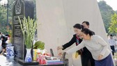 Chủ tịch Quốc hội Nguyễn Thị Kim Ngân và Chủ tịch Quốc hội nước Cộng hòa DCND Lào Pany Yathotou đã đến dâng hương tại Khu Di tích lịch sử Trung đoàn 52 Tây Tiến. Ảnh: TTXVN