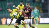 Jose Mauri (phải, AC Milan) tranh  bóng với tiền đạo Borussia Dortmund trên sân Quảng Châu, Trung Quốc.