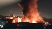 Hình ảnh cháy lớn tại Công ty TNHH Golden Hill Việt Nam. Ảnh PHẠM NGỌC LAN