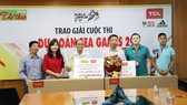 Phó Tổng Biên tập Báo SGGP Nguyễn Nhật và bà Summer Gao Ya, Tổng Giám đốc TCL Việt Nam (thứ nhất và thứ nhì bên trái), trao 2 Tivi TCL C2 55 inch tặng bạn đọc trúng giải Nhất. Ảnh: HOÀNG HÙNG
