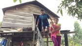 Gia đình chị Nay Chuôn phải đi làm thuê để trả lãi vay “tín dụng đen” 60 triệu đồng