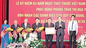 Chủ tịch nước Trần Đại Quang trao Huân chương Lao động hạng nhì cho Bệnh viện Bạch Mai. Ảnh: TTXVN