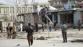 Lực lượng an ninh tại hiện trường vụ đánh bom tự sát ở thủ đô Kabul, Afghanistan, ngày 9-3-2018. Ảnh AP