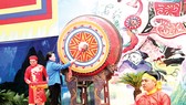 Chủ tịch Quốc hội Nguyễn Thị Kim Ngân đánh trống khai hội Lễ hội Bà Triệu năm 2018 Ảnh: TTXVN