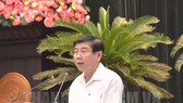Phó Bí thư Thành ủy, Chủ tịch UBND TP Nguyễn Thành Phong báo cáo tại hội nghị. Ảnh: hcmcpv