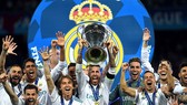 Các cầu thủ Real Madrid nâng cao chiếc cúp vô địch