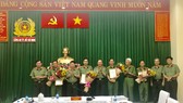 Thứ trưởng Bộ Công an Bùi Văn Nam (thứ ba từ trái sang) trao thưởng cho các đơn vị của Công an TPHCM