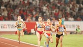 Quách Thị Lan (7) cùng đồng đội đoạt HCĐ nội dung 4x400m nữ