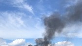 Khói đen nghi ngút bốc lên từ hiện trường chiến đấu cơ tàng hình F-35 rơi. Ảnh: Daily Mail
