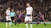 Sự thất vọng của các cầu thủ Tottenham (áo trắng) trong trận đấu với Barcelona. 