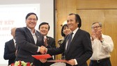 Đại diện Hiệp hội Doanh nhân người Việt Nam ở nước ngoài và Hiệp hội Doanh nghiệp TP Hồ Chí Minh ký kết biên bản ghi nhớ hợp tác. Ảnh: TTXVN