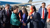 Đại diện cộng đồng người Việt Nam tại Thổ Nhĩ Kỳ đón Chủ tịch Quốc hội tại sân bay. Ảnh: Nhandan