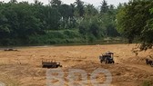 Khai thác cát trái phép trên sông Kim Sơn đoạn phía Đông cầu Bến Bố. Ảnh: Báo Bình Định
