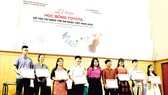 Bà Đỗ Thu Hoàng - Phó TGĐ TMV trao Học bổng cho các học sinh sinh viên