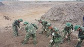 Lực lượng Công binh Bộ Tư lệnh TPHCM tham gia tìm kiếm hài cốt liệt sĩ. Ảnh: Hoài Nam