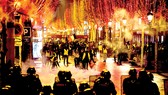 Biểu tình của phe “Áo vàng” diễn ra thâu đêm ở Paris. Ảnh: Getty Image
