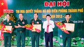 Chủ tịch UBND TPHCM Nguyễn Thành Phong tặng hoa và Bằng khen cho các tập thể, cá nhân có thành tích xuất sắc