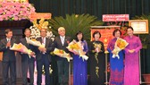 Chủ tịch Quốc hội Nguyễn Thị Kim Ngân trao danh hiệu Anh hùng LLVTND cho Ban dân y Trung ương cục miền Nam. Ảnh: VIỆT DŨNG