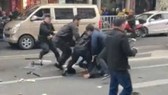 Hình ảnh từ một video trên mạng cho thấy cảnh sát bắt kẻ tấn công bằng xe buýt ở tỉnh Phúc Kiến, Trung Quốc, ngày 25-12-2018