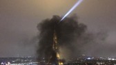 Tháp Eiffel, biểu tượng của nước Pháp mù mịt khói đen.