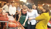 Bà Phạm Khánh Phong Lan, Trưởng ban Quản lý ATTP TPHCM tham quan cơ sở kinh doanh thức ăn đường phố tại phố ẩm thực Vĩnh Khánh.