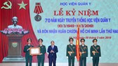 Thủ tướng Nguyễn Xuân Phúc trao tặng Huân chương Hồ Chí Minh cho Học viện Quân Y. Ảnh: TTXVN