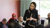 Thủ tướng New Zealand Jacinda Ardern gặp các đại diện cộng đồng Hồi giáo tại trung tâm tị nạn Canterbury ở Christchurch ngày 16-3-2019. Ảnh do Văn phòng Chính phủ New Zealand công bố