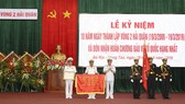 Chuẩn Đô đốc Phạm Văn Vững trao Huân chương Bảo vệ Tổ quốc hạng Nhất và tặng bức trướng truyền thống của Bộ Tư lệnh Hải quân cho Vùng 2 Hải quân. Ảnh: hcmcpv