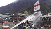 Hiện trường tai nạn máy bay của hãng Summit Air đâm vào trực thăng tại sân bay Tenzing Hillary ở Lukla, Nepal, ngày 14-4-2019. Ảnh: EPA-EFE