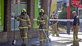 Nhân viên cứu hỏa dọn dẹp hiện trường sau khi xảy ra vụ nổ súng bên ngoài một câu lạc bộ ban đêm ở Melbourne, Australia ngày 14-4. 