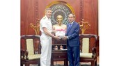 Đồng chí Nguyễn Thiện Nhân trao quà lưu niệm tặng Đô đốc Davidson