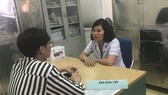 Nhân viên y tế Phòng khám đa khoa số 3 - Trung tâm Y tế Đống Đa tư vấn về PrEP cho khách hàng. Ảnh: Hanoimoi