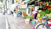 Lấn chiếm vỉa hè để bán hàng tại đường Trường Sa (quận Phú Nhuận)