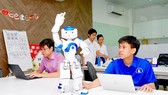 Hoàng Trung Hiếu (bìa phải), Cử nhân tài năng công nghệ thông tin khóa 2015 (Đại học Khoa học Tự nhiên TPHCM), nghiên cứu ứng dụng công nghệ AI vào robot. Ảnh: HOÀNG HÙNG