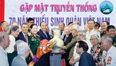 Thủ tướng Nguyễn Xuân Phúc tặng quà các cựu học sinh Trường Thiếu sinh quân Việt Nam