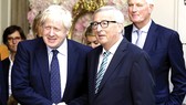 Chủ tịch EC Jean-Claude Juncker (phải) và Thủ tướng Anh Boris Johnson trong một cuộc tiếp xúc hồi tháng 9