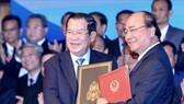 Thủ tướng Nguyễn Xuân Phúc và Thủ tướng Campuchia Xăm-đéc Tê-chô Hun Xen ký Hiệp ước bổ sung Hiệp ước hoạch định biên giới quốc gia năm 1985 và Hiệp ước bổ sung năm 2005 giữa Cộng hoà XHCN Việt Nam và Vương quốc Campuchia. Ảnh: TTXVN