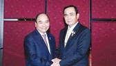 Thủ tướng Nguyễn Xuân Phúc gặp song phương Thủ tướng Thái Lan Prayuth Chan-o-cha. Ảnh: TTXVN