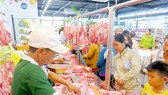 Cung cấp thịt heo sạch ở chợ Tân An, Long An. Ảnh: ĐĂNG NGUYÊN