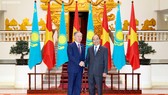 Thủ tướng Nguyễn Xuân Phúc và Chủ tịch Hạ viện Kazakhstan Nurlan Nigmatulin. Ảnh: VGP