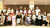 Nguyễn Hồng Điệp (người cầm chữ T, ở giữa) và nhóm đồng hành cùng CCT tại Bỉ